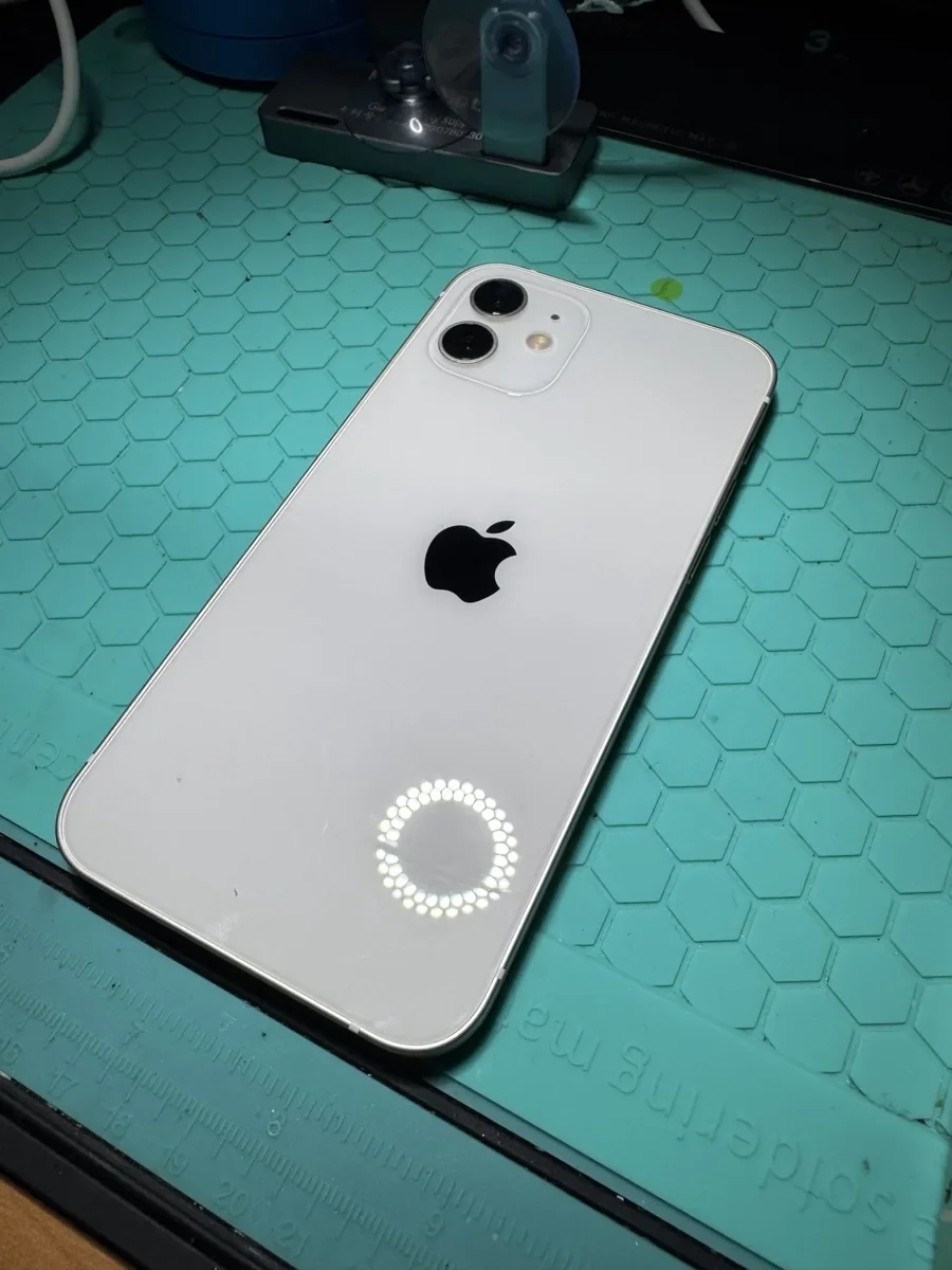 iPhone 12 con cristal trasero nuevo, después de la reparación