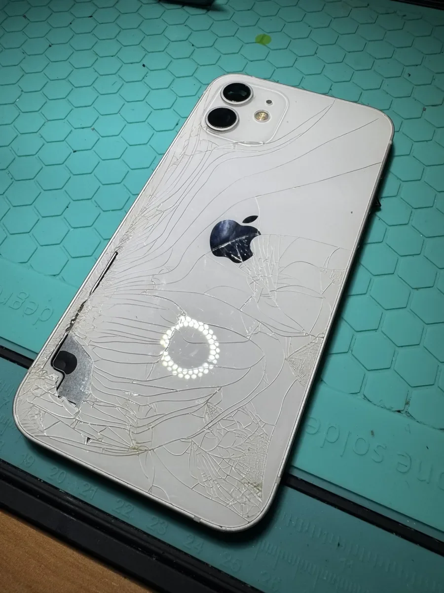 Cristal trasero del iPhone 12 roto, antes de la reparación