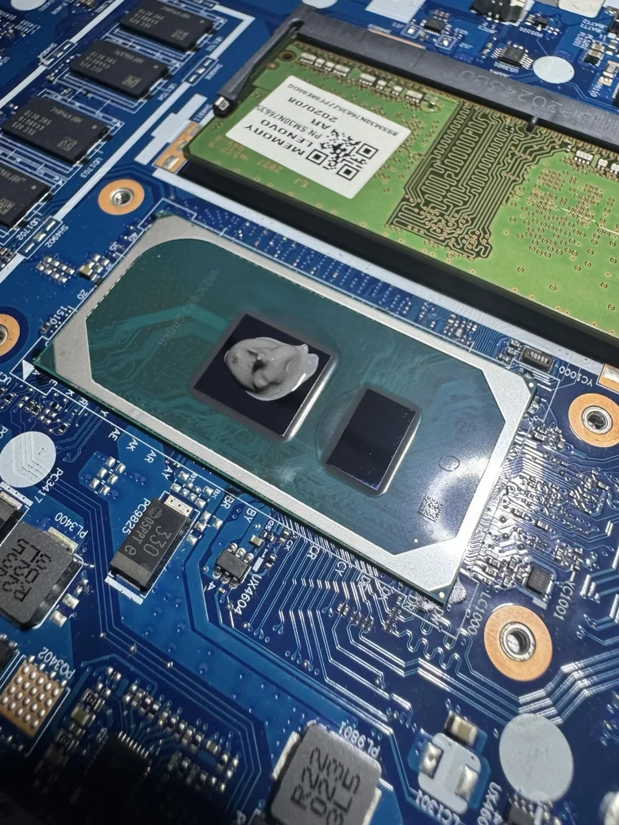 Placa base de portátil Lenovo con pasta térmica nueva aplicada