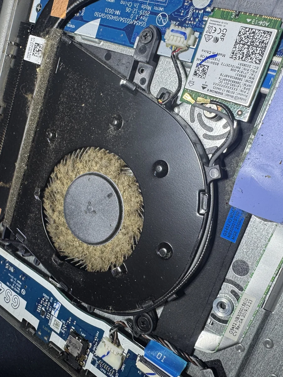 Ventilador de portátil Lenovo con acumulación de polvo, antes de la limpieza