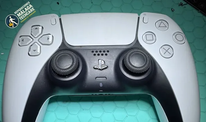 Mando PS5 DualSense con joystick nuevo, después de la reparación